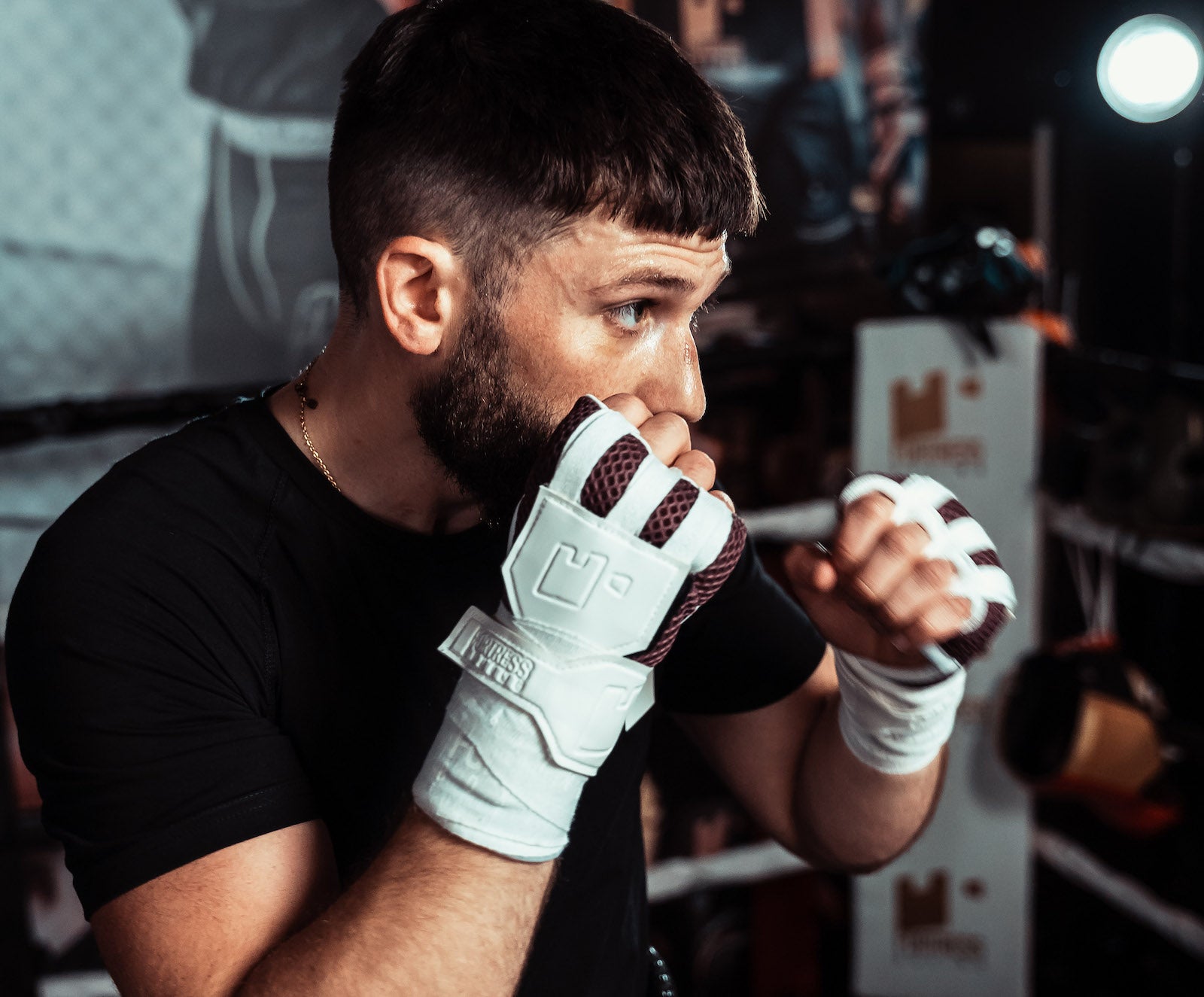 Fortress Boxing Boksen Hand Wraps - Schokbestendige polssteun met haak & lus & 1m standaard compressie wrap - Quick Hand Wraps Boksen, Muay Thai, Kickboksen & MMA Handschoenen - T1 Boxing Wraps Fortress Boxing Boksen Hand Wraps - Schokbestendige polssteun met haak & lus & 1m standaard compressie wrap - Quick Hand Wraps Boksen, Muay Thai, Kickboksen & MMA Handschoenen - T1 Boxing Wraps